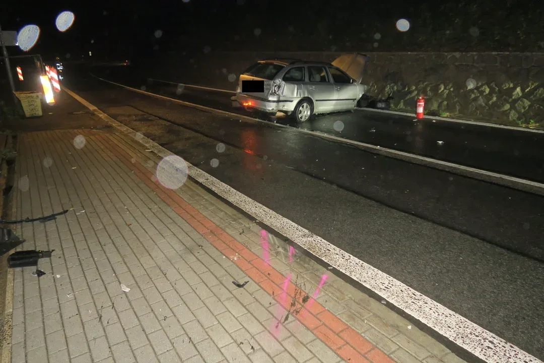 Teprve osmnáctiletá řidička nezvládla jízdu na mokru. Po smyku narazila do zábradlí