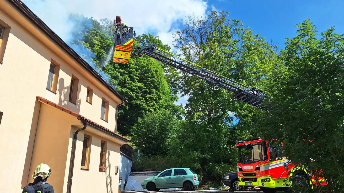 V Nouzově, části Semil, hořel rodinný dům. Hasiči uchránili majetek za 11 milionů