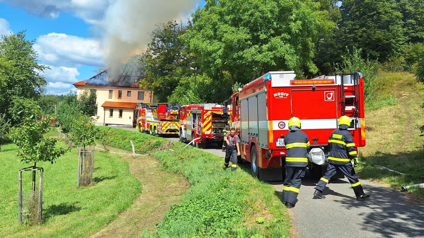 V Nouzově, části Semil, hořel rodinný dům. Hasiči uchránili majetek za 11 milionů