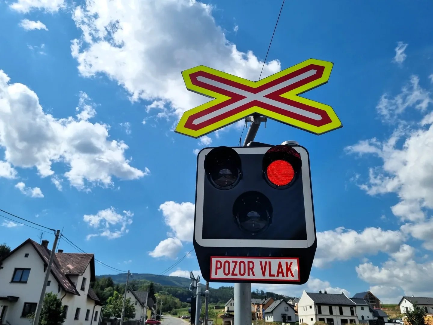 Policisté kontrolují rizikové železniční přejezdy: V Desné padaly pokuty