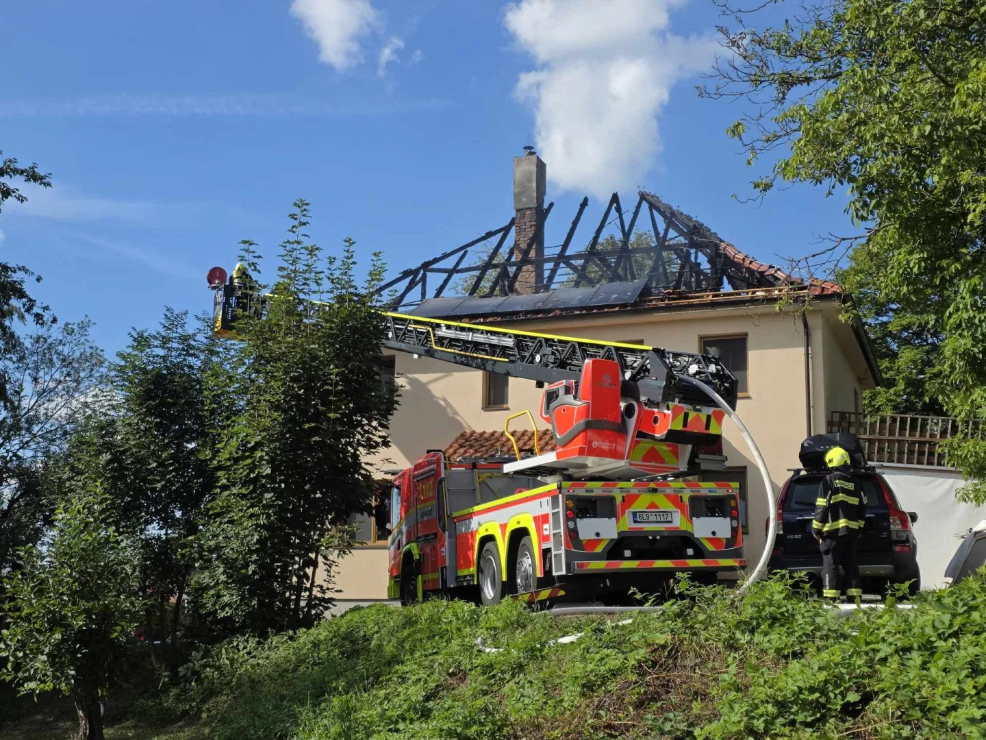 V Nouzově, části Semil, hořel rodinný dům. Hasiči uchránili majetek za 11 milionů