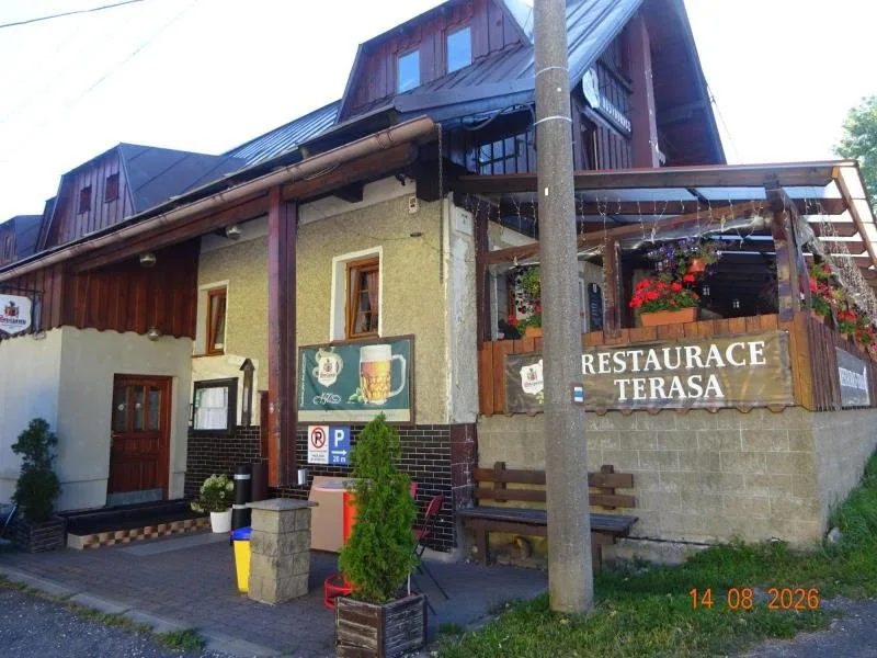 Špína, odpadky a hrozba škůdců. Inspekce v Kořenově zavřela část restaurace U Zvonku