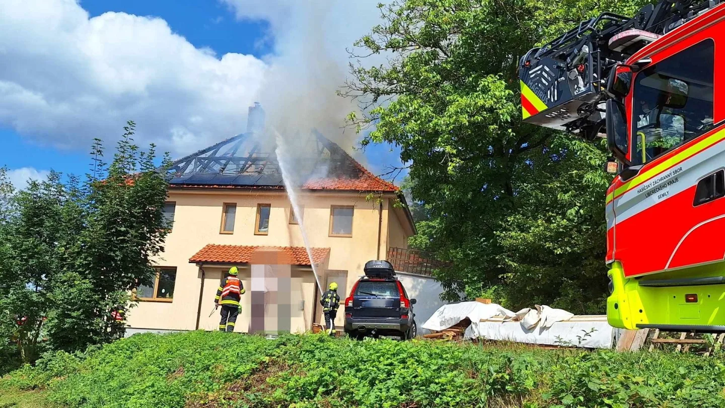 V Nouzově, části Semil, hořel rodinný dům. Hasiči uchránili majetek za 11 milionů