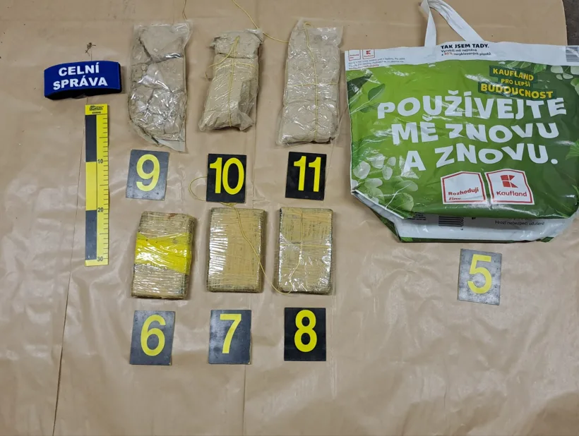 Liberečtí celníci rozprášili drogový gang. Zajistili kila heroinu a miliony