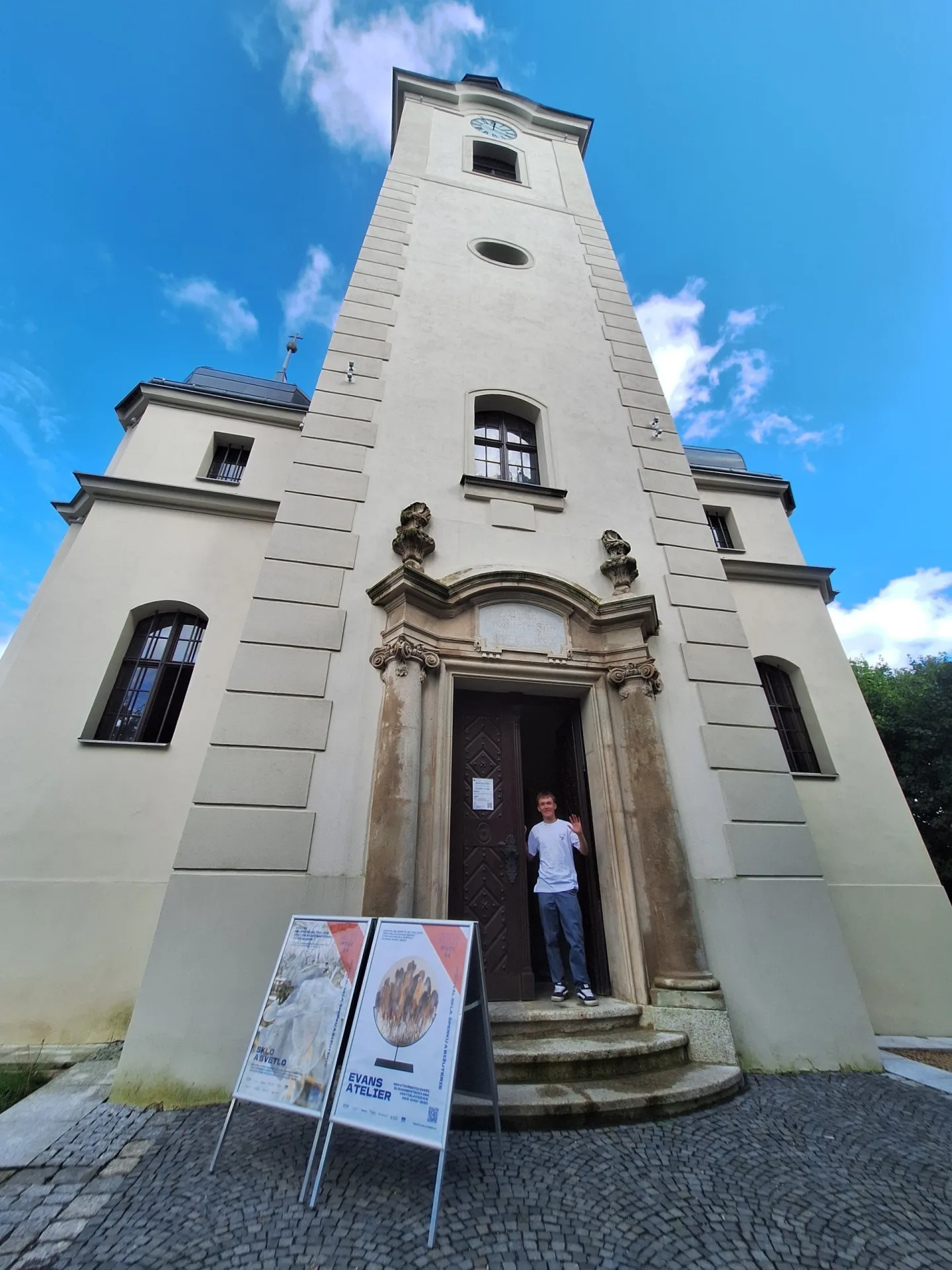 Ve Vratislavicích ožil unikátní křišťálový lustr, díky mistrovské poctě starému řemeslu