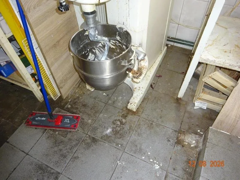 Špína, odpadky a hrozba škůdců. Inspekce v Kořenově zavřela část restaurace U Zvonku