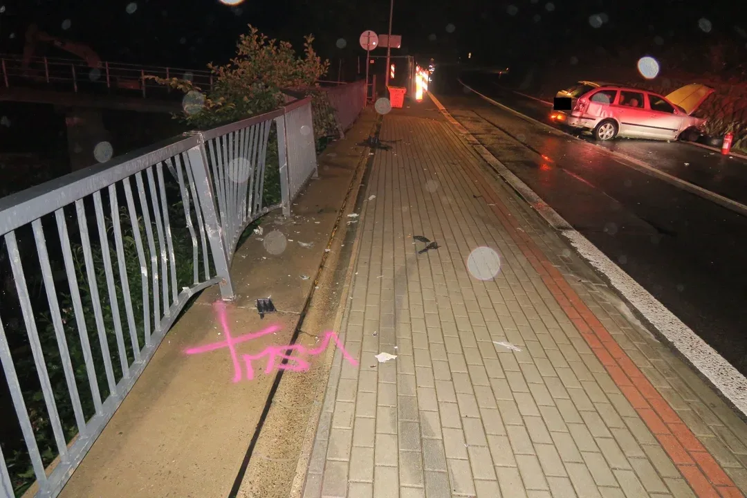 Teprve osmnáctiletá řidička nezvládla jízdu na mokru. Po smyku narazila do zábradlí