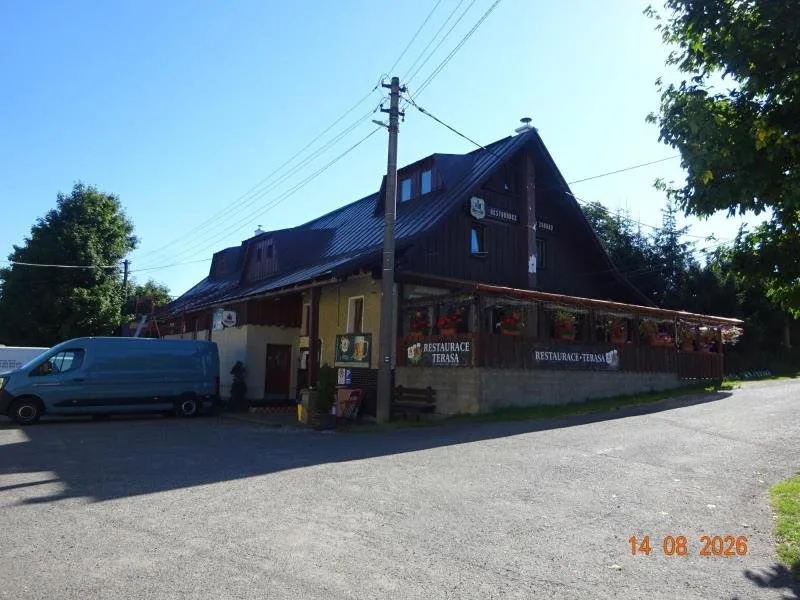 Špína, odpadky a hrozba škůdců. Inspekce v Kořenově zavřela část restaurace U Zvonku