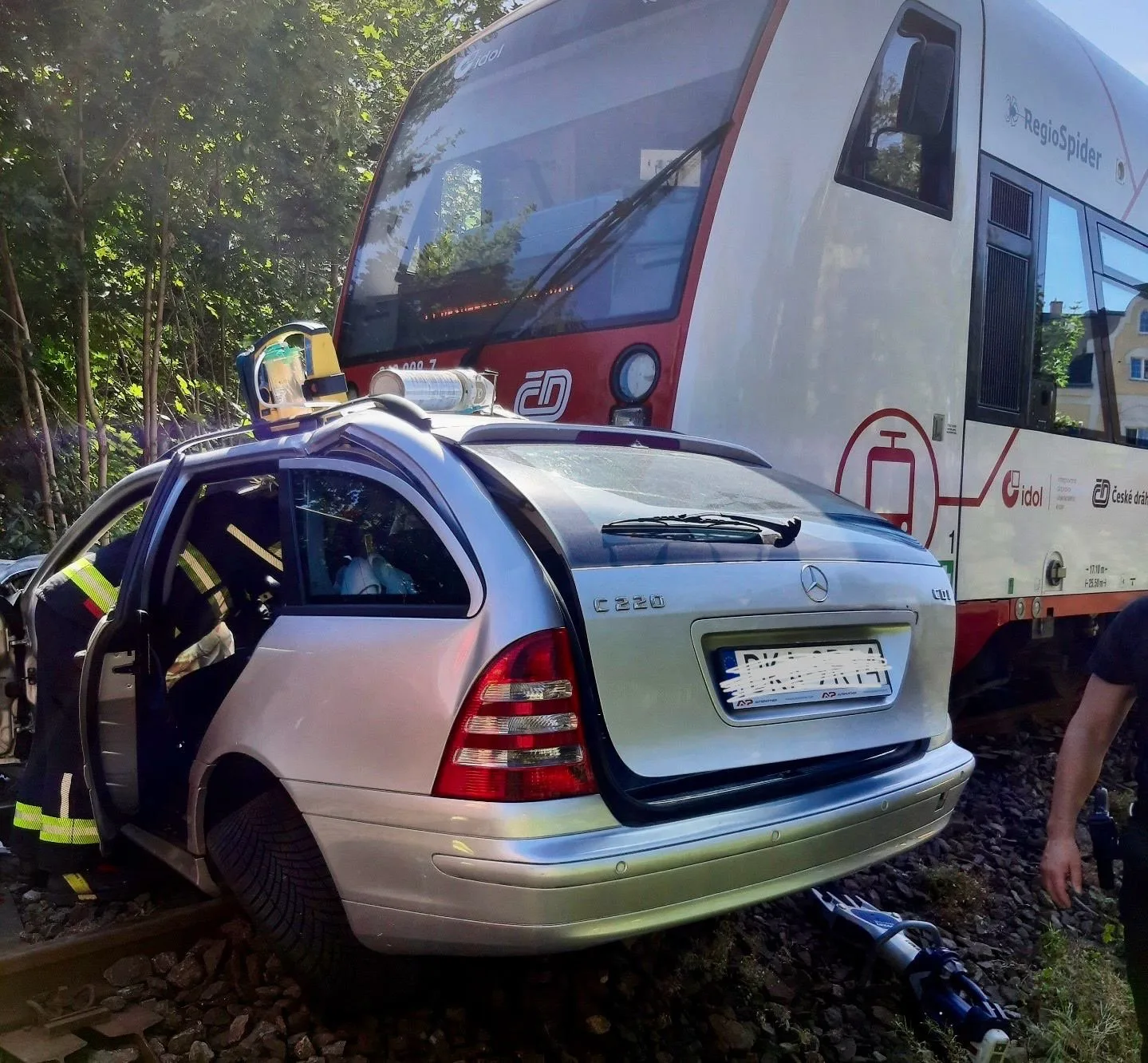 V Jablonci se srazil vlak s autem, dvě ženy utrpěly těžká zranění
