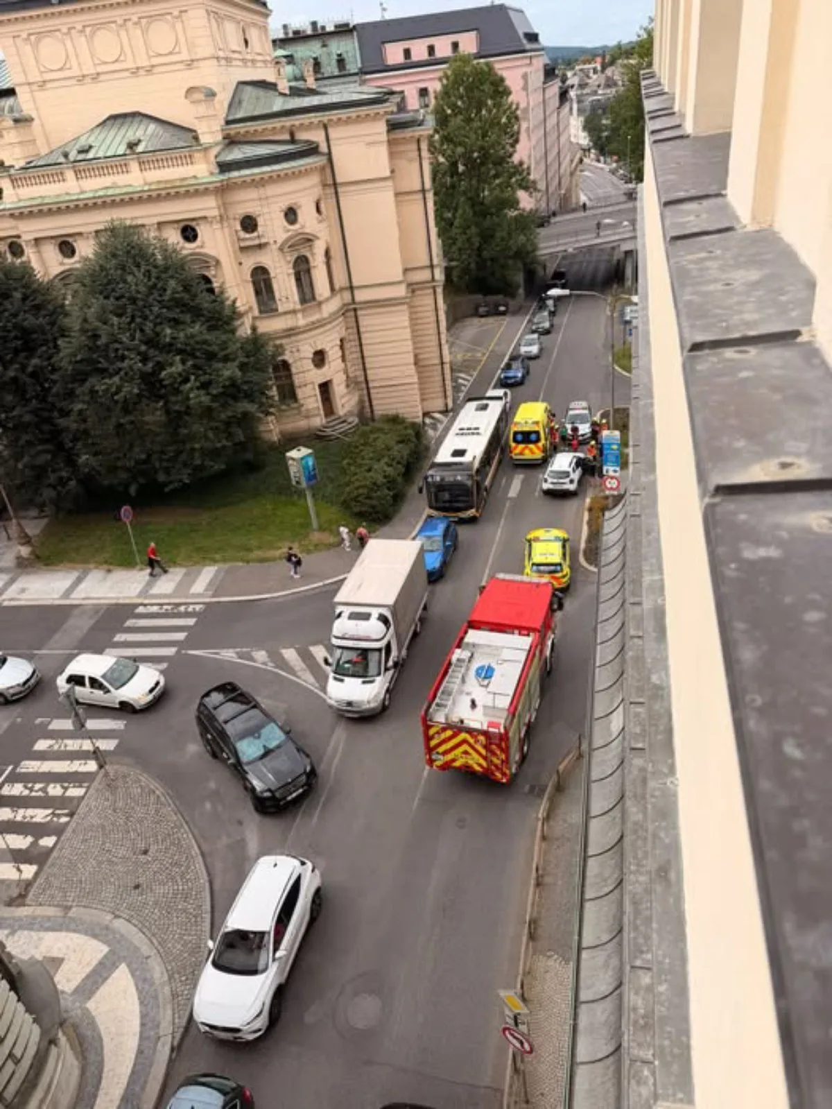 V Sokolské ulici v Liberci srazilo auto dítě. Úsekem projedete s opatrností