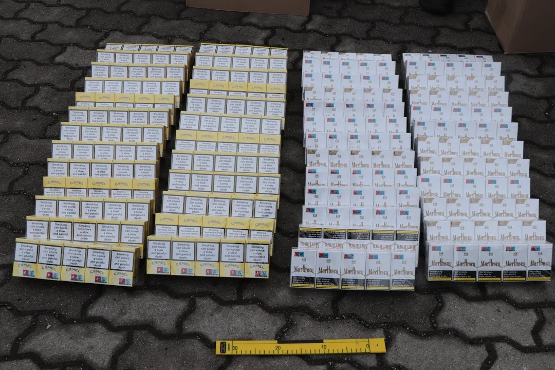 Kartonové krabice obsahovaly krabice obsahují velké množství nekolkovaných cigaret.