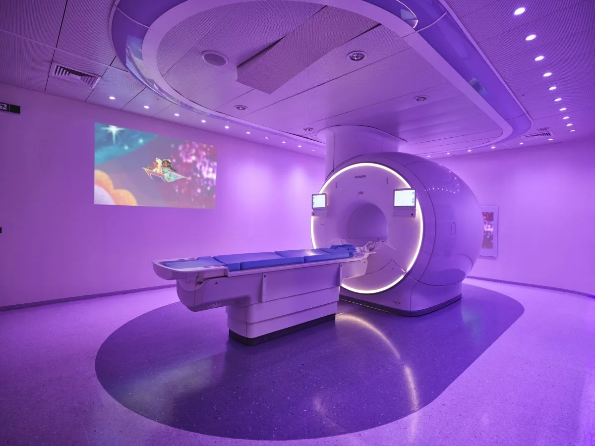 Disney hrdinové pomáhají dětem v jablonecké nemocnici zvládnout magnetickou rezonanci