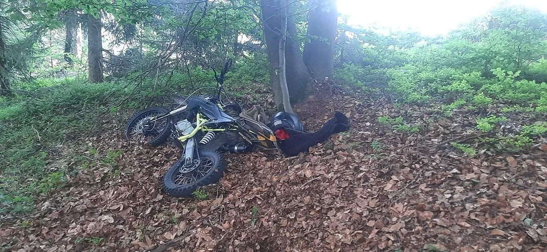 Záhada v lese u Lučan: Policisté našli opuštěný pitbike, hledají majitele