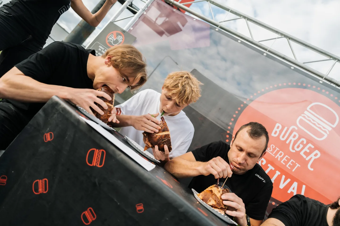 Burgery znovu ovládnou Liberec. U Géčka vás čeká víkend plný street foodu