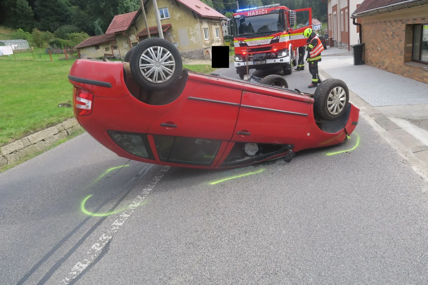 Srážka se zdí kvůli kočce: Řidič se v Loučné nad Nisou převrátil na střechu
