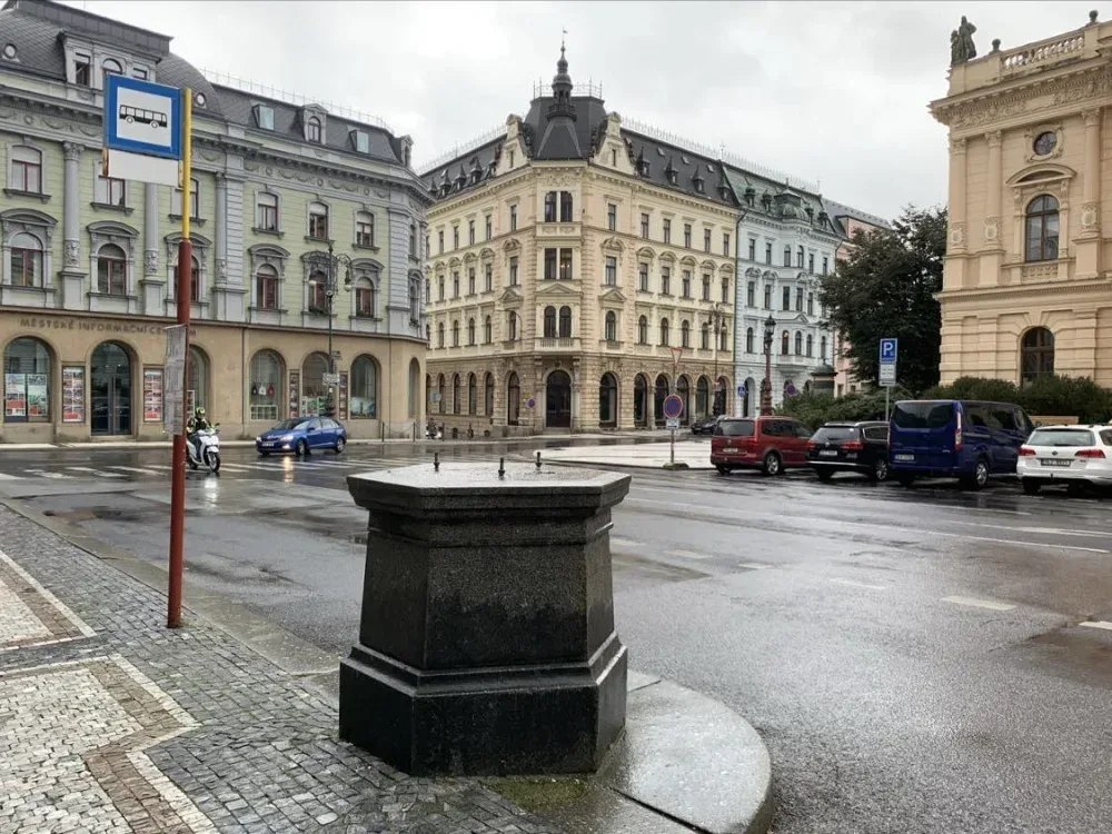 Historická meteobudka se musí posunout dál od silnice, opět je poškozená