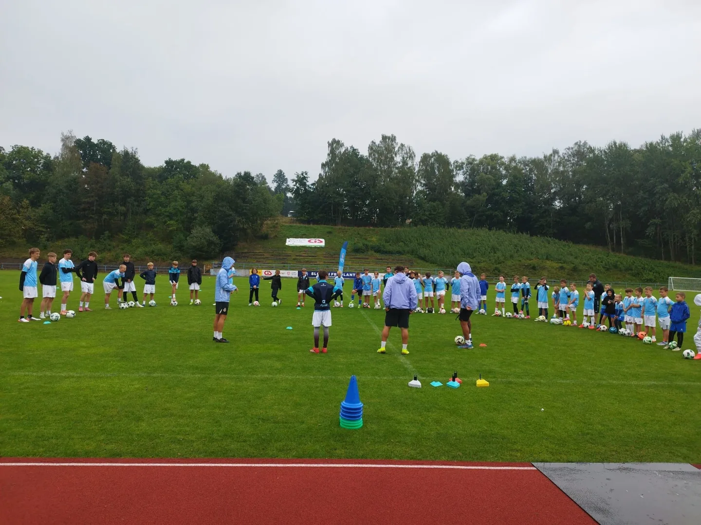 Španělská fotbalová škola ve Frýdlantu: Děti i trenéry školil slavný Espanyol