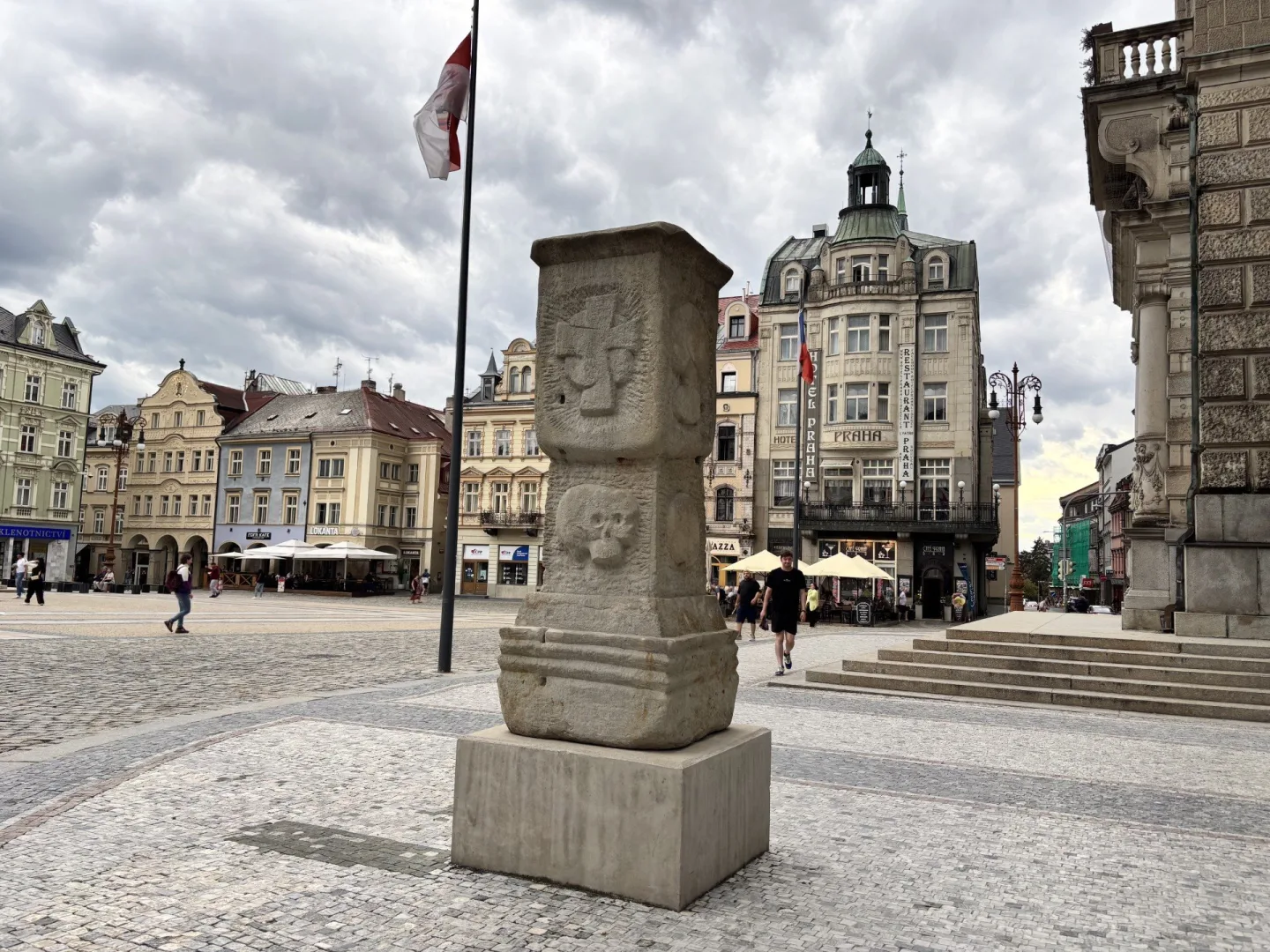 Socha zvaná Mezník se od radnice stěhuje. Jaké dílo ji nahradí, radnice zatím tají