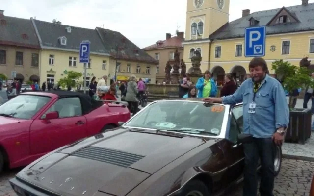 Jiří Hladík s vozem Lotus na náměstí v Jilemnici.