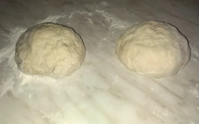 Koule z těsta musíte nechat odpočinout.