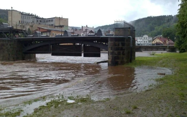 Jizera se vylévá z koryta. Foto: HZSLK
