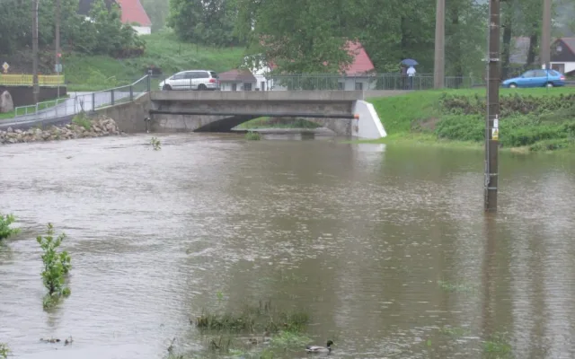 Rozvodněná Jeřice v Mníšku