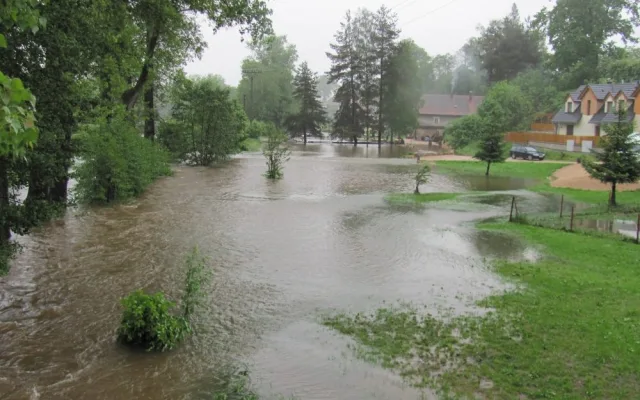Rozvodněná Jeřice v Mníšku
