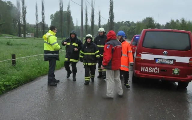 Hejtmana a dobrovolní hasiči ve Vísce. Foto: LK