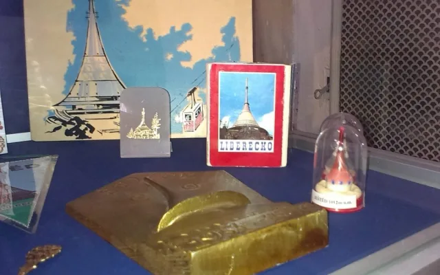Někdy byly suvenýry dost kýčovité. Třena kondom jako Ještěd (vpravo).