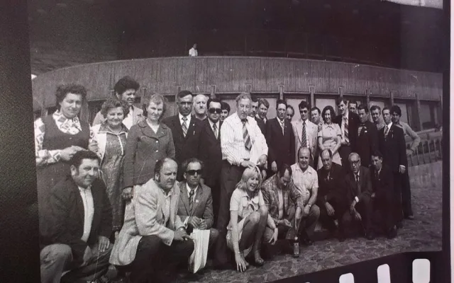 Fotografie z návštěvy sovětských zemědělců na Ještědu.