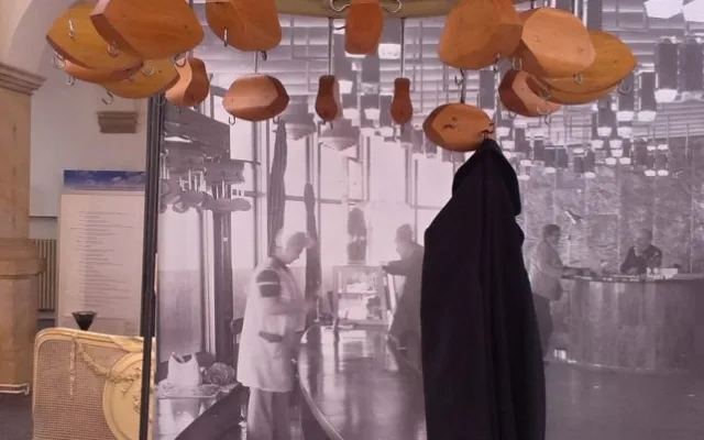 Poznáte co to je? Věšák na šaty.