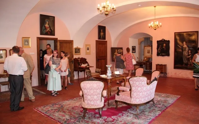 Literárně divadelní salon s návštěvníky. Foto: NPÚ Sychrov
