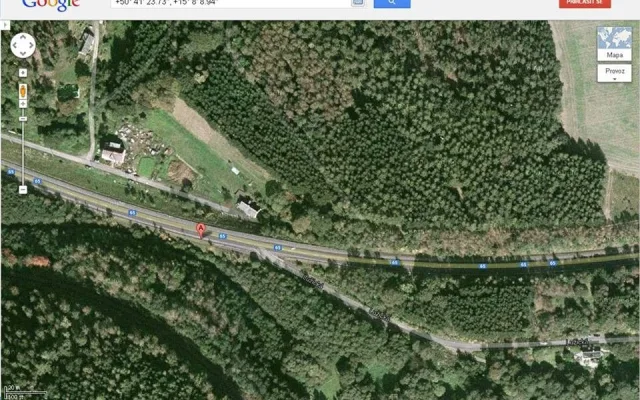 Letecký záběr silnice s vyznačeným radarem.