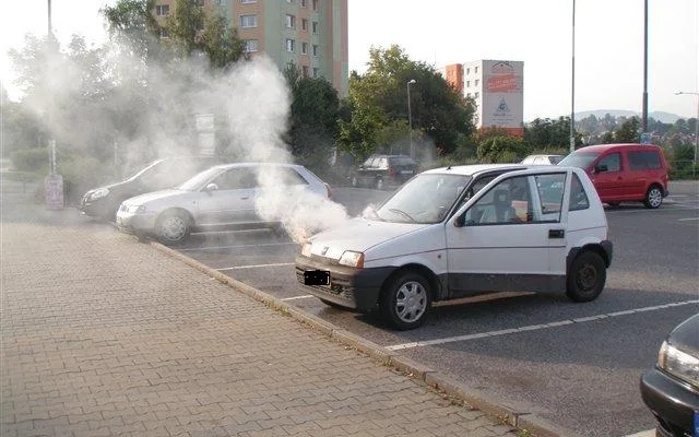 Požár Fiatu. Foto: MP Liberec