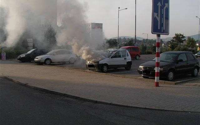 Požár Fiatu. Foto: MP Liberec