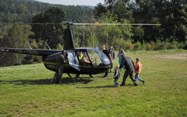 Helikoptéra se celý den nezastavila