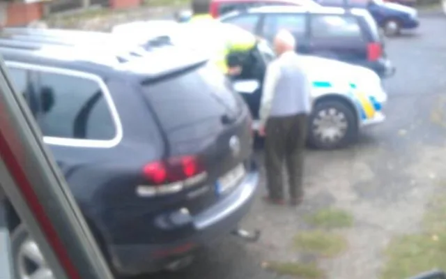 Řidič tmavého SUV si neuvědomil, že tramvaje neprojedou
