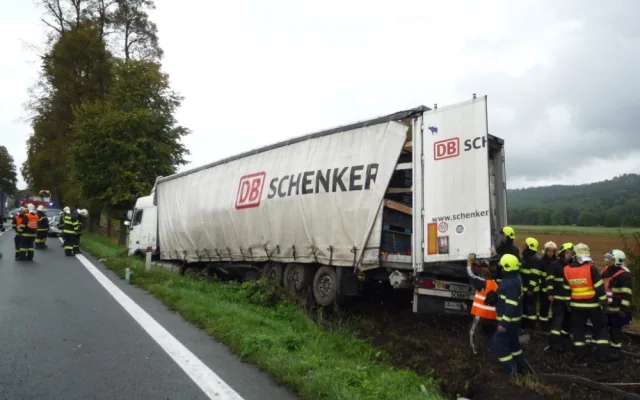 Nehoda kamionu u Sedmihorek. Foto: HZSLK