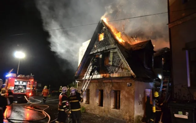 Páteční zásah v ulici Na Svahu. Foto: HZSLK/Tomáš Erban