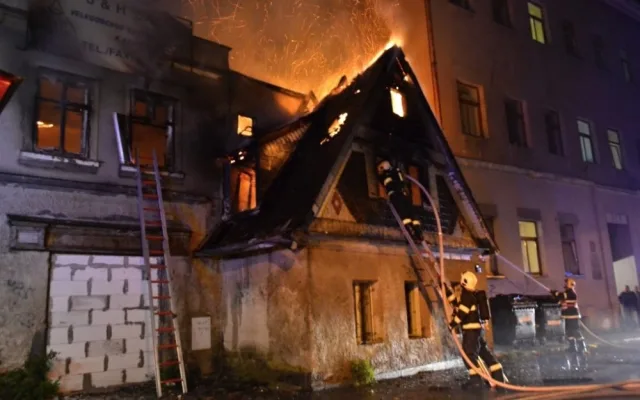 Páteční zásah v ulici Na Svahu. Foto: HZSLK/Tomáš Erban
