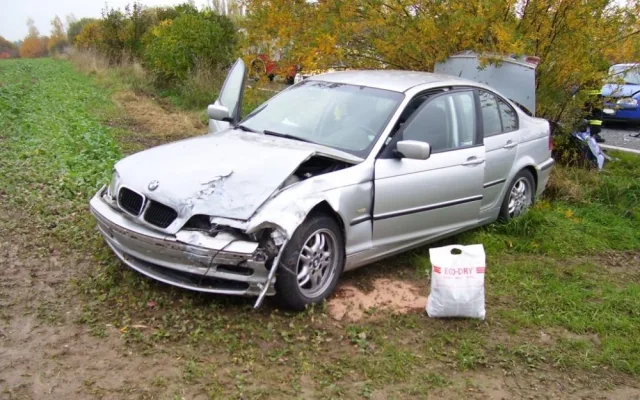 Řidič bavoráku vyvázl s šokem a lehčím zraněním. Foto: HZS LK