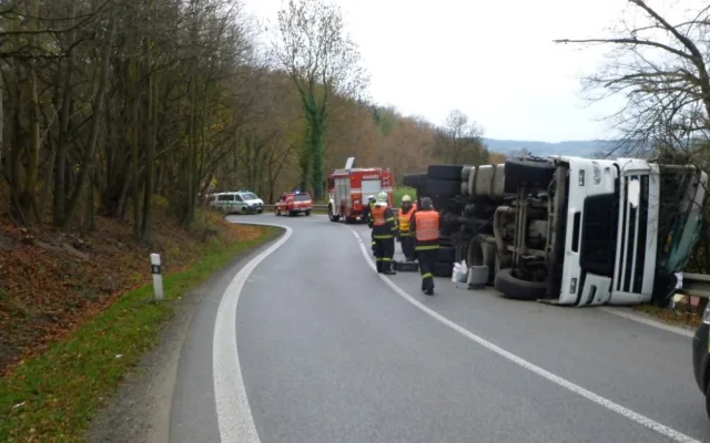 Kamion blokoval silnici více než tři hodiny. Foto: HZSLK
