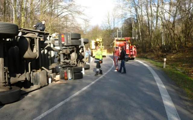 Kamion blokoval silnici více než tři hodiny. Foto: HZSLK