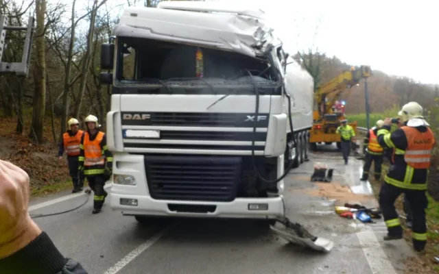 Kamion blokoval silnici více než tři hodiny. Foto: HZSLK