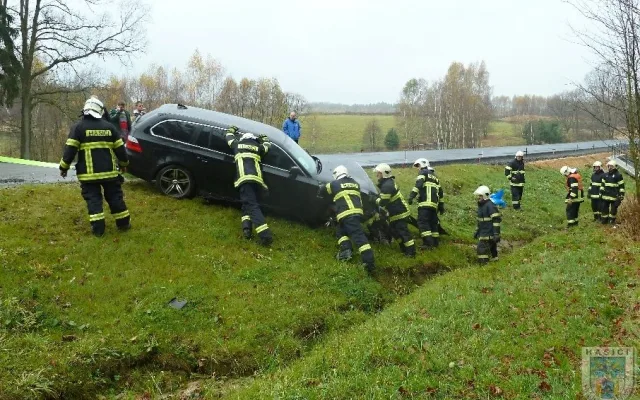 Bavorák skončil po nárazu do betonové zábrany v příkopu. Foto: Hasiči Hrádek nad Nisou