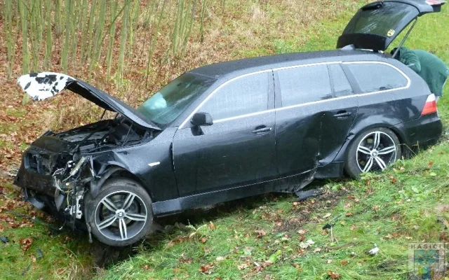 Bavorák skončil po nárazu do betonové zábrany v příkopu. Foto: Hasiči Hrádek nad Nisou