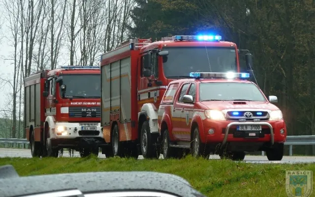 Bavorák skončil po nárazu do betonové zábrany v příkopu. Foto: Hasiči Hrádek nad Nisou