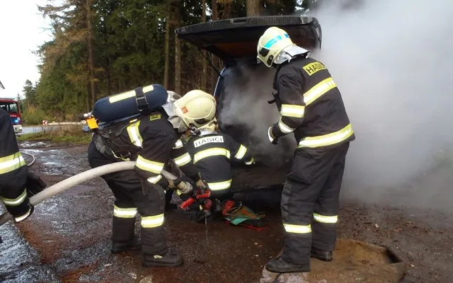 Renault Kangoo téměř lehl popelem. Foto: HZSLK/Radek Poloprutský