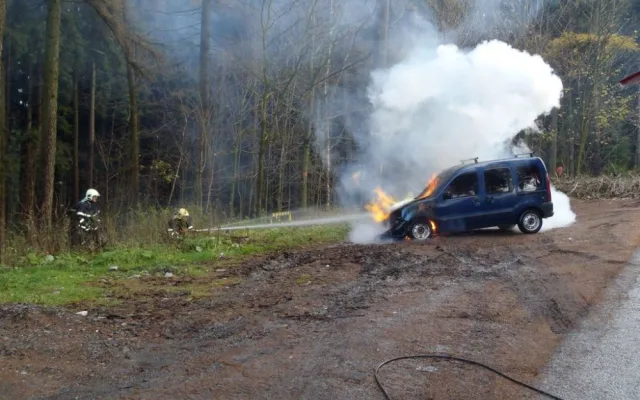 Renault Kangoo téměř lehl popelem. Foto: HZSLK/Radek Poloprutský