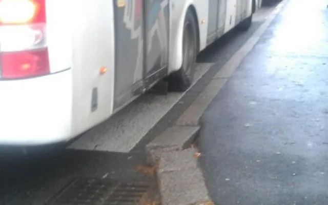 Tady je dokonce autobus přes celý přechod